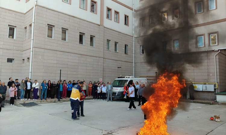 Gündemden Son Bilgiler: Amasya İl Sağlık Müdürlüğü personeline yangın tatbikatıyla tahliye eğitimi verdi: Geli