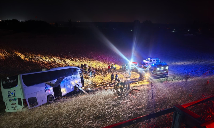Gündemden Son Bilgiler: Amasya Merzifon'da yolcu otobüsü şarampole uçtu, 2'si ağır 24 yaralı - Son Dakika Bilg
