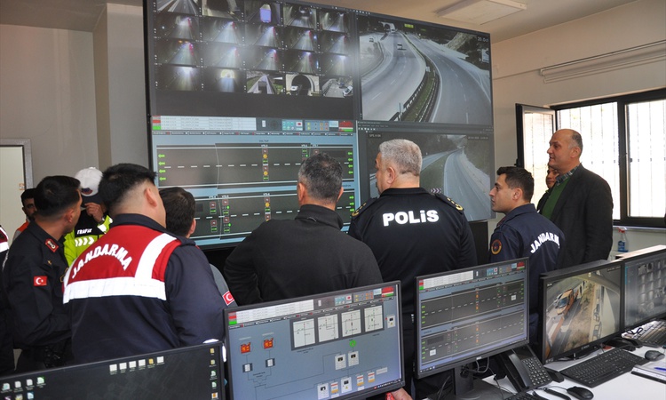 Gündemden Son Bilgiler: Amasya’nın Gümüşhacıköy ilçesindeki Badal Tüneli’nde araç yangını tatbikatı yapıldı: G