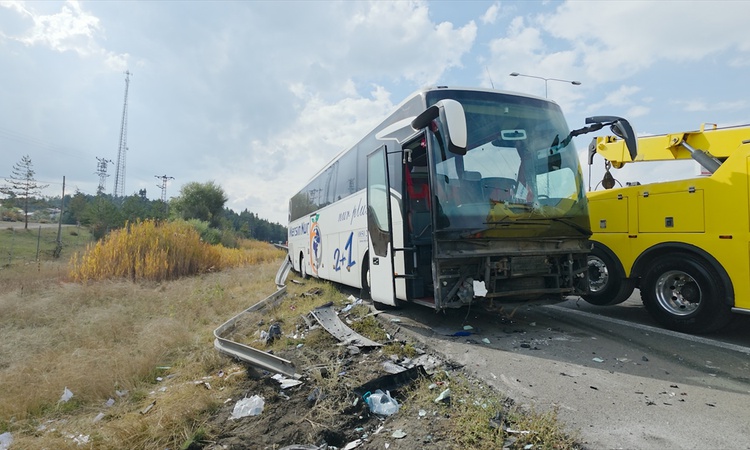 Gündemden Son Bilgiler: Anadolu Otoyolu Gerede geçişinde otobüs ile tır çarpıştı, 2 kişi yaralandı