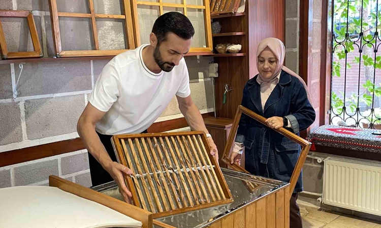 Gündemden Son Bilgiler: Ankara'daki atölyede tarımsal atıklar asitsiz el yapımı kağıda dönüştürülüyor: Gelişme
