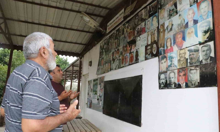 Gündemden Son Bilgiler: Antalya Aksu'da vefat edenlerin fotoğrafları 8 yıldır köy meydanında duvara asılıyor -