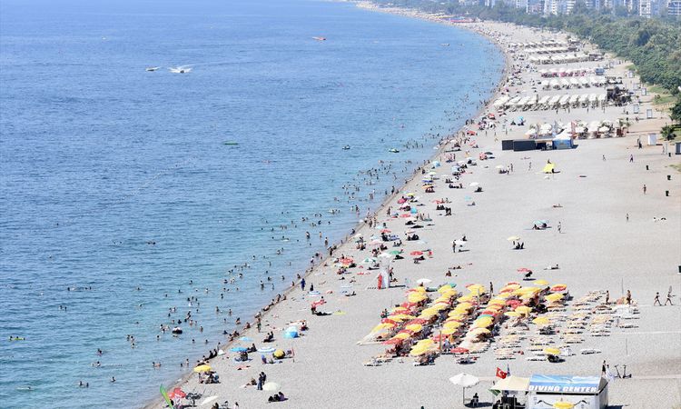 Gündemden Son Bilgiler: Antalya'da aşırı sıcak ve nem sahilleri doldurdu - Son Dakika Bilgileri