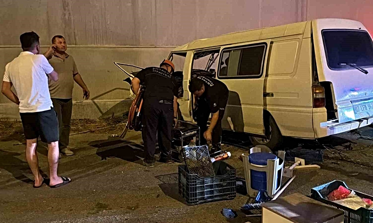 Gündemden Son Bilgiler: Antalya Gazipaşa'da kontrolden çıkan panelvan pazarcı sürücüyü yaraladı: Gelişmeler Ta