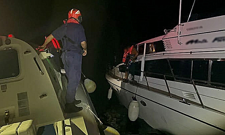 Gündemden Son Bilgiler: Antalya Kemer açıklarında su alan teknede bulunan 4 kişiyi Sahil Güvenlik kurtardı ve