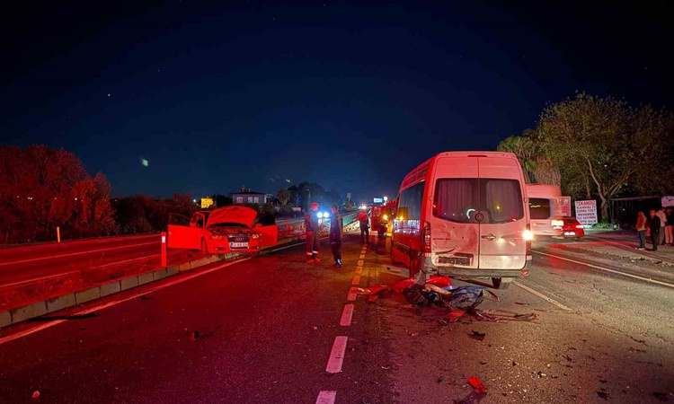 Gündemden Son Bilgiler: Antalya Manavgat'ta alkollü sürücünün neden olduğu üç araçlı kazada 4 kişi yaralandı -