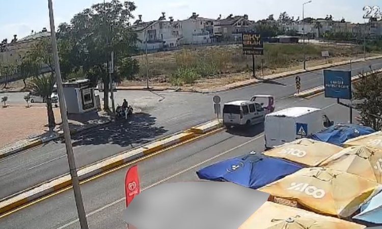 Gündemden Son Bilgiler: Antalya Serik'te kaza kamerada, 3 tekerlekli motosiklet sürücüsü yaralandı: Gelişmeler