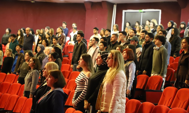 Gündemden Son Bilgiler: Arel Üniversitesi kongresinde Haluk Şahin yapay zekayı Sihirbazın Yamağı'na benzetti |
