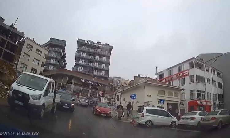 Gündemden Son Bilgiler: Arnavutköy'de ters yönde ilerlediği iddia edilen araç çocuğa çarptı, çocuk yaralandı -