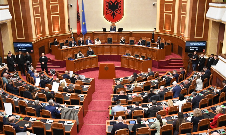Gündemden Son Bilgiler: Arnavutluk Meclisinde muhalefet kürsüyü bloke edip sis bombası kullandı