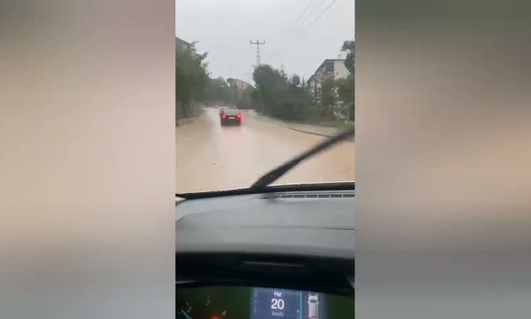 Gündemden Son Bilgiler: Artvin’de sağanak ve fırtına etkili oldu: Caddeler su altında kaldı, çatılar uçtu