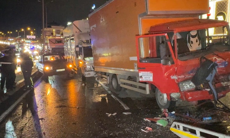 Gündemden Son Bilgiler: Avcılar D-100'de 4 aracın karıştığı zincirleme kazada 4 kişi yaralandı - Son Dakika Bi
