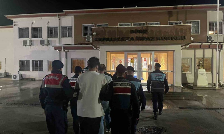 Gündemden Son Bilgiler: Aydın Didim'de otel operasyonunda 14 düzensiz göçmen yakalandı, 8 kişi hakkında tutukl