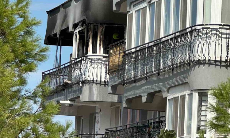 Gündemden Son Bilgiler: Ayvalık'ta iddiaya göre kızgın yağa su dökülünce üst kattaki dairede yangın çıktı