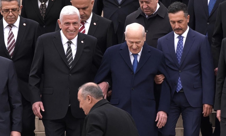 Gündemden Son Bilgiler: Bahçeli ile kol kola yürümesi partiyi karıştırdı! Dervişoğlu'ndan Usta'ya mesaj: Geliş