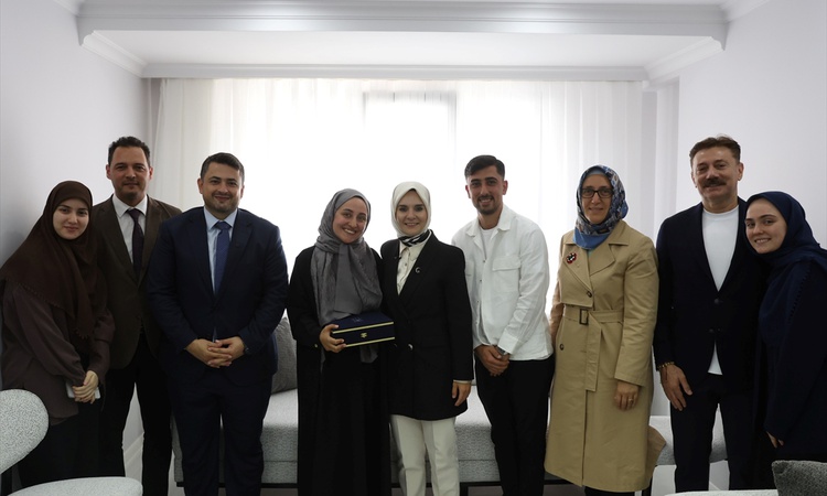 Gündemden Son Bilgiler: Bakan Göktaş, evlilik kredisinden yararlanan yeni evli çiftin ilk misafiri oldu