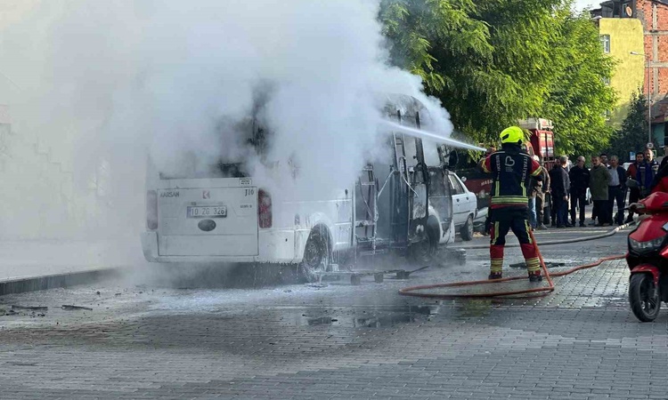 Gündemden Son Bilgiler: Balıkesir Dursunbey'de ticari minibüs motor bölümünden alev aldı | İşte Tüm Ayrıntılar