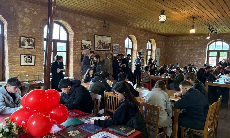 Gündemden Son Bilgiler: Balıkesir Üniv. Kütüphane Topluluğu, Cumhuriyet'in 103. yılında Akbaş'ta kitap okudu: