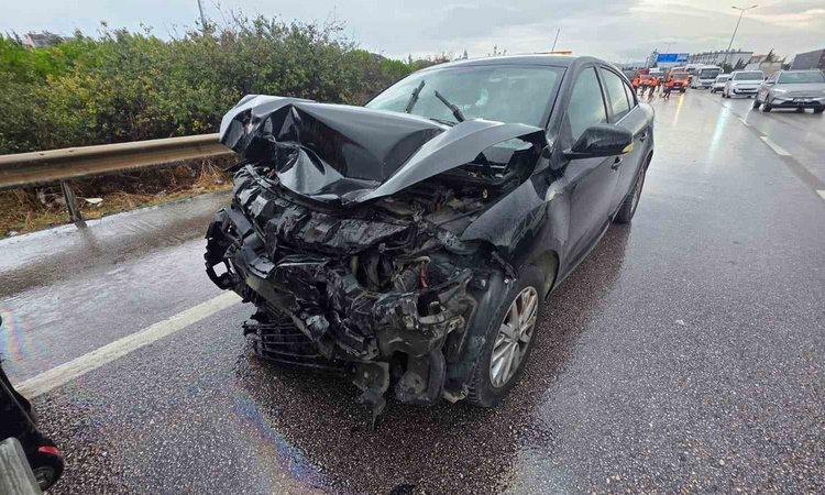 Gündemden Son Bilgiler: Bandırma'da otomobil, rüzgar gülü taşıyan araca çarptı; 2'si çocuk 4 kişi yaralandı: G