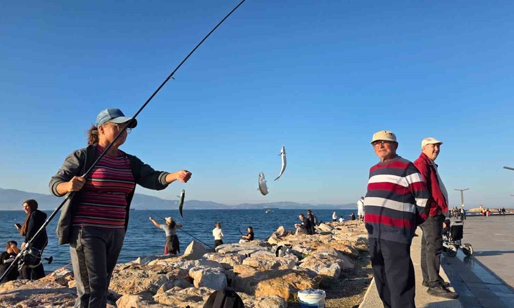 Gündemden Son Bilgiler: Bandırma'da sıcaklık 25 dereceye çıkınca vatandaşlar tırsi avına akın etti ve Merak Ed