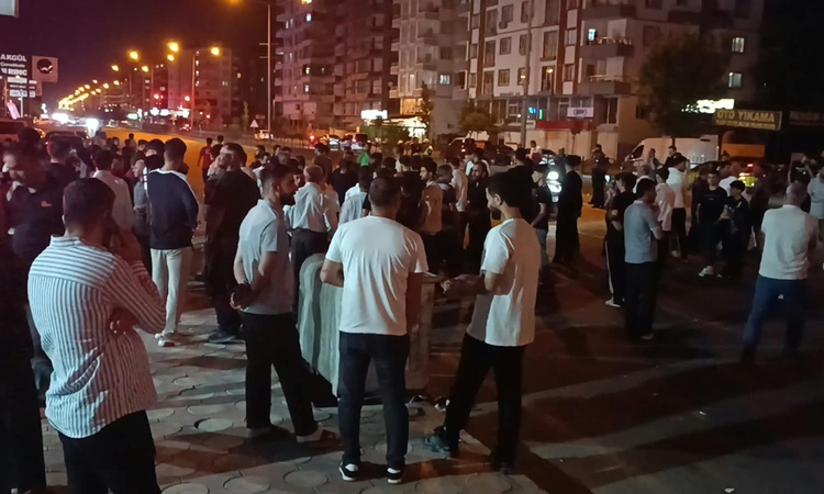 Gündemden Son Bilgiler: Batman'da otomobil yaya geçidinde 2 kişiye çarptı, 1'i ağır yaralandı: Gelişmeler Taki