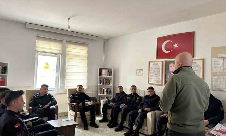Gündemden Son Bilgiler: Bayburt Demirözü'nde jandarma personeline av ve doğa koruma eğitimi verildi