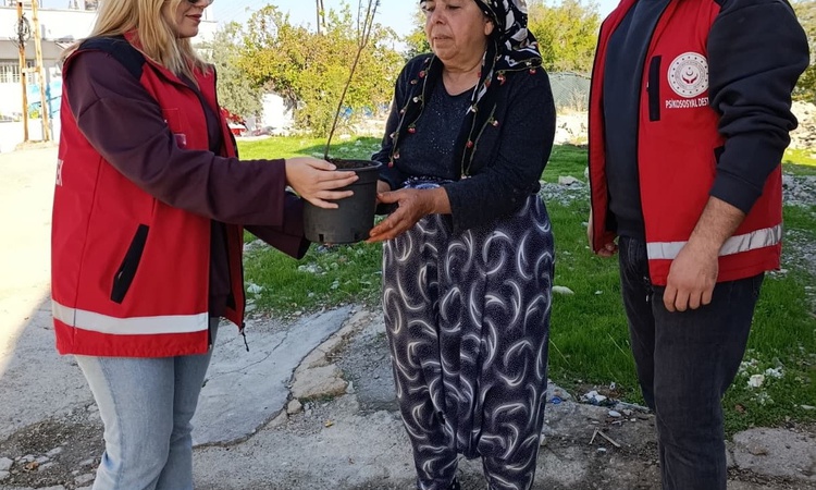 Gündemden Son Bilgiler: Besni'de yalnız yaşayan yaşlılar 'Çınarlara Nefes Ol' etkinliğinde fidan aldı: Gelişme