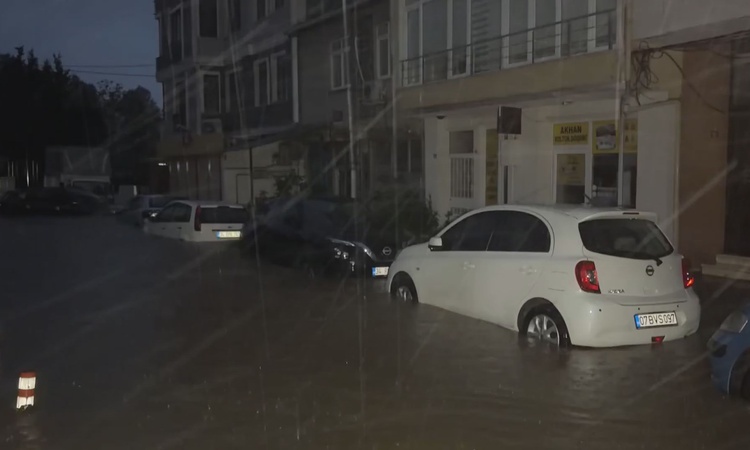 Gündemden Son Bilgiler: Beykoz'da fırtına ve sağanak yolları suya gömdü, araçlar su altında kaldı ve Merak Edi