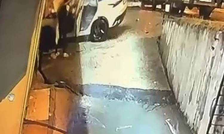Gündemden Son Bilgiler: Beylikdüzü'nde işletmeye dalan otomobil alev aldı, sürücüyü vatandaş kurtardı: Gelişme