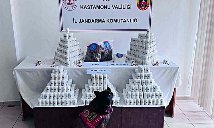 Gündemden Son Bilgiler: Binlerce sentetik ecza hapı ve uyuşturucuyla yakalanan sanığın yargılanmasına devam ed