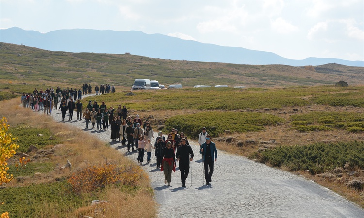 Gündemden Son Bilgiler: Bitlis Tatvan'da 200 doğasever Nemrut Kalderası'nda 10 kilometre yürüdü | İşte Tüm Ayr