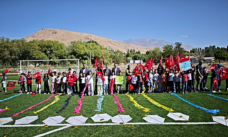 Gündemden Son Bilgiler: Bitlis'te Gazzeli çocuklar için uçurtma uçuruldu: Gelişmeler Takip Ediliyor