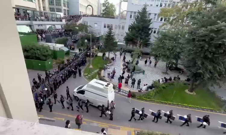 Gündemden Son Bilgiler: Boğaziçi'nde yemek ücreti 85 liraya çıkınca eylem yapıldı, çevik kuvvet sevk edildi. |