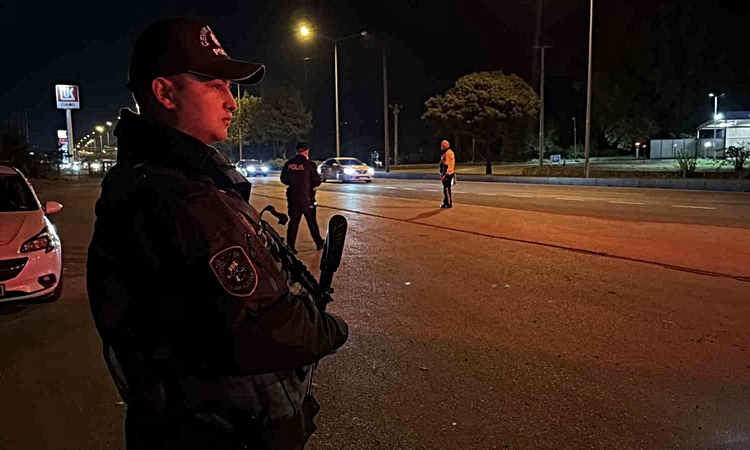 Gündemden Son Bilgiler: Bolu'da D-100'de polis denetiminde sürücülere GBT sorgusu ve ceza uygulandı - Son Daki