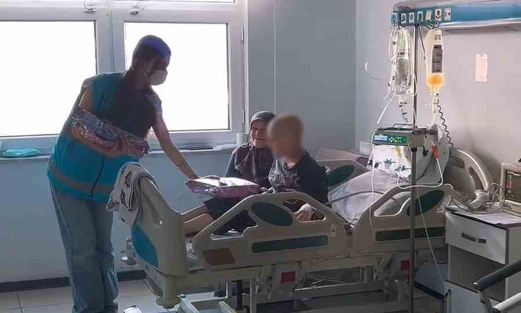 Gündemden Son Bilgiler: Bolu Gölköy Yurdu'ndaki gönüllü öğrenciler, tedavi gören çocuklara hediye verdi | İşte