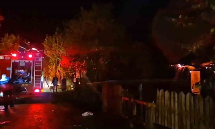 Gündemden Son Bilgiler: Bolu Mudurnu'da yıldırım düşen evde çıkan yangın kontrol altına alındı - Son Dakika Bi