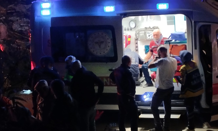 Gündemden Son Bilgiler: Bolu'da uçuruma yuvarlanan cip yaklaşık 100 metre sürüklendi, 4 kişi yaralandı | İşte
