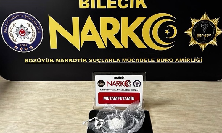 Gündemden Son Bilgiler: Bozüyük'te bir evde uyuşturucu bulundu, 2 şüpheli yakalanarak gözaltına sevk edildi: G