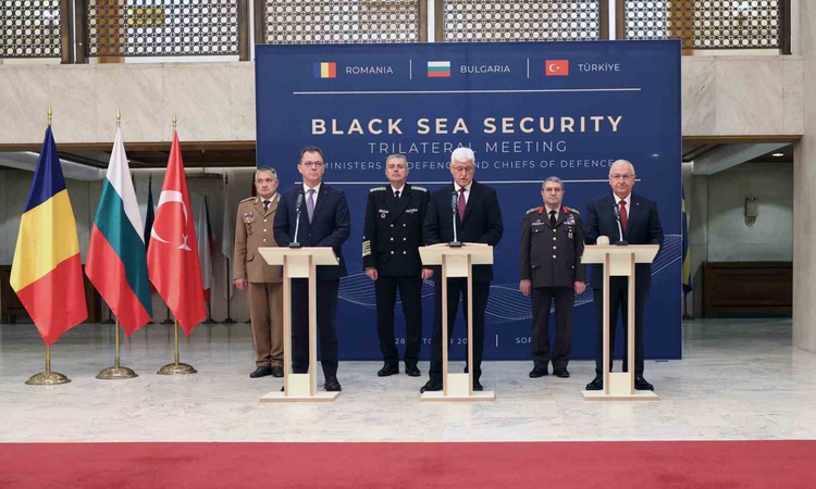 Gündemden Son Bilgiler: Bulgaristan, Romanya ve Türkiye savunma bakanları Sofya'da Karadeniz saldırılarını kın