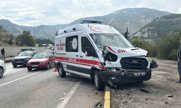 Gündemden Son Bilgiler: Burdur'da ambulansın da karıştığı kazada 4 araç çarpıştı, 7 kişi hafif yaralandı. - So