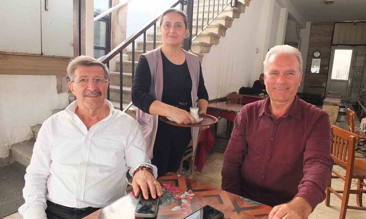 Gündemden Son Bilgiler: Burhaniye'de kahvehanelerde süt servisi resmen start aldı, günlük tüketim 15 litreyi b