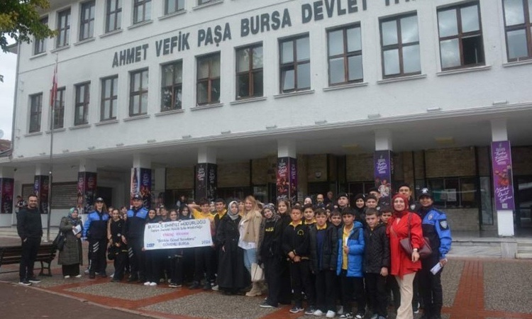 Gündemden Son Bilgiler: Bursa'da emniyet projesi kapsamında 250 öğrenci tiyatro oyunu izledi ve Merak Edilenle