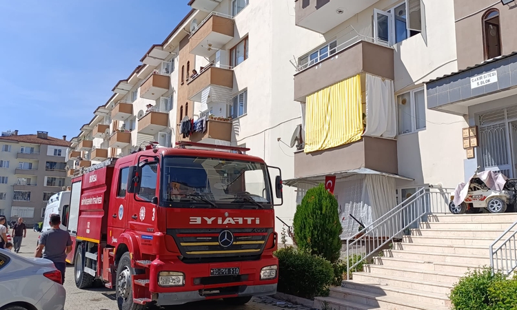 Gündemden Son Bilgiler: Bursa İnegöl'de apartman mutfağındaki yangında 2'si çocuk 4 kişi dumandan etkilendi: G