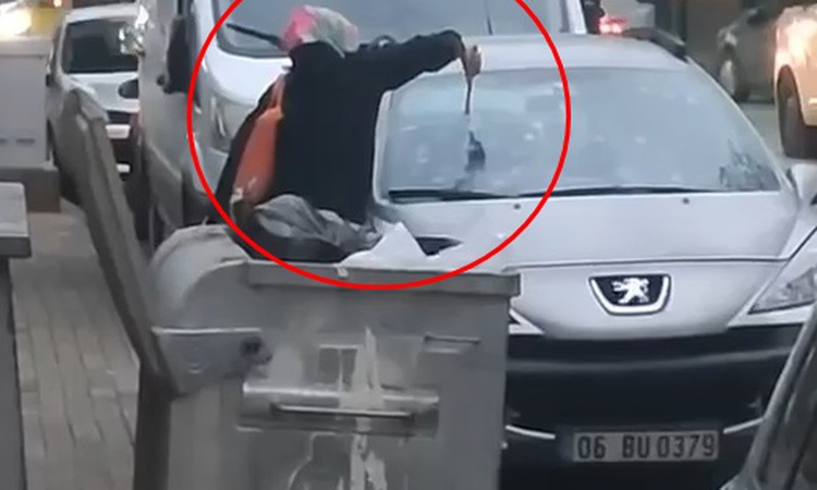 Gündemden Son Bilgiler: Bursa'da kadın, eşine ait olduğu öne sürülen otomobilin ön camına çekiçle zarar verdi