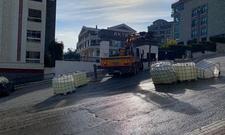 Gündemden Son Bilgiler: Bursa'da kamyondan düşen tanklardan sızan sülfürik asit caddeyi trafiğe kapattı | İşte