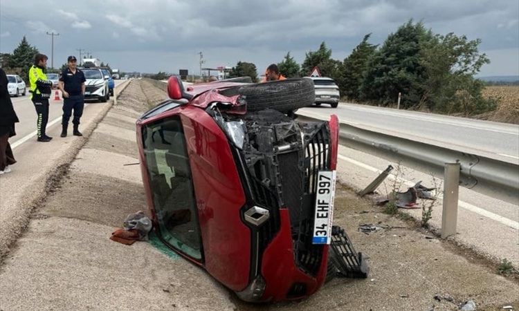 Gündemden Son Bilgiler: Bursa Karacabey'de Dağkadı Kavşağı'nda refüje devrilen otomobilin sürücüsü yaralandı |