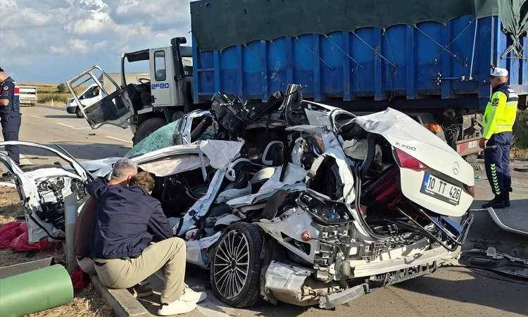 Gündemden Son Bilgiler: Bursa Karacabey'de kazada hamile kadın ve 3 yaşındaki kızı öldü, bebek kurtarılamadı v