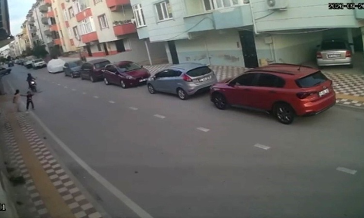 Gündemden Son Bilgiler: Bursa Karacabey'de motosiklet, aniden yola çıkan çocuğa çarptı; anı kamerada