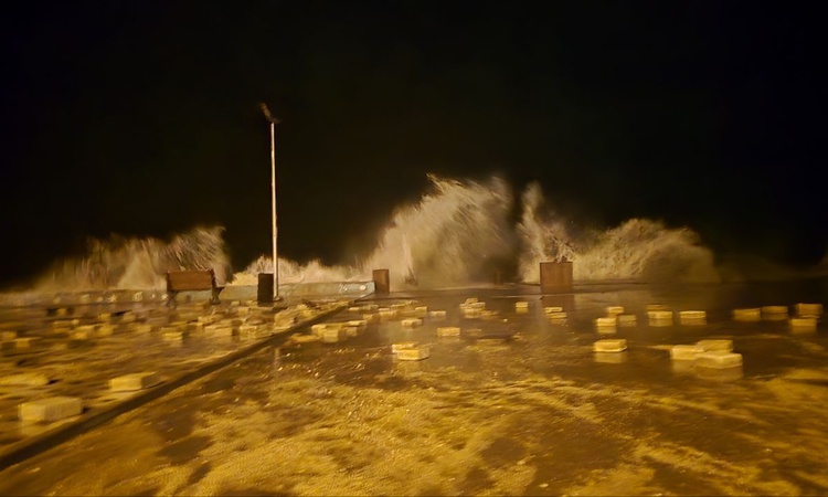 Gündemden Son Bilgiler: Bursa Mudanya'da fırtına dalgaları kordonu aştı, parke taşları metrelerce sürüklendi -