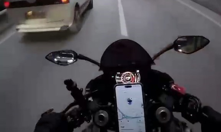 Gündemden Son Bilgiler: Bursa Osmangazi'de motosikletin otomobile çarptığı an kask kamerasında yer aldı: Geliş